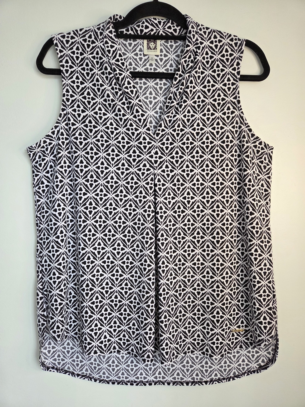 Anne Klein Sleeveless Black & White Geometric V-Neck Top Size M High-Low Hem